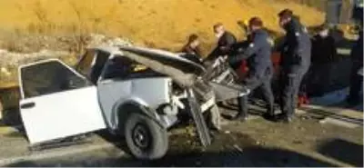 Kamyon ile otomobil kafa kafaya çarpıştı: 1 yaralı Kamyon ile otomobil kafa kafaya çarpıştı: 1 yaralı