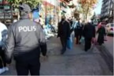 Son dakika haber: Karabük'te pazara gruplar halinde alındılar Son dakika haber: Karabük'te pazara gruplar halinde alındılar