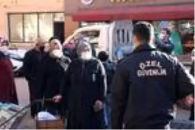 Son dakika haber: Karabük'te pazara gruplar halinde alındılar Son dakika haber: Karabük'te pazara gruplar halinde alındılar