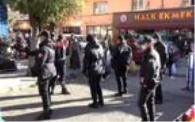 Son dakika haber: Karabük'te pazara gruplar halinde alındılar Son dakika haber: Karabük'te pazara gruplar halinde alındılar