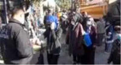 Son dakika haber: Karabük'te pazara gruplar halinde alındılar Son dakika haber: Karabük'te pazara gruplar halinde alındılar
