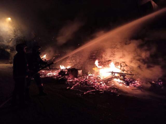 Kardeşinin paletlerini yakan ağabey isyan etti: Evini dükkanını yakacağım, cinayet işleyeceğim Kardeşinin paletlerini yakan ağabey isyan etti: Evini dükkanını yakacağım, cinayet işleyeceğim