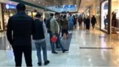 Koronavirüs hiçe sayıldı, indirim için metrelerce kuyruk oluştu Koronavirüs hiçe sayıldı, indirim için metrelerce kuyruk oluştu