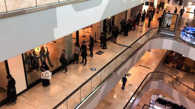 Koronavirüs hiçe sayıldı, indirim için metrelerce kuyruk oluştu Koronavirüs hiçe sayıldı, indirim için metrelerce kuyruk oluştu