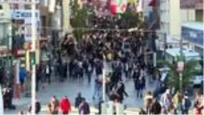 Son dakika haberi... Kovid-19 vaka sayısında artış kaydedilen İzmir'in işlek noktalarında yoğunluk gözlendi Son dakika haberi... Kovid-19 vaka sayısında artış kaydedilen İzmir'in işlek noktalarında yoğunluk gözlendi