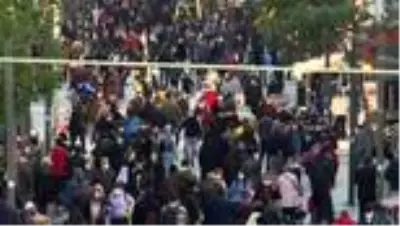 Son dakika haberi... Kovid-19 vaka sayısında artış kaydedilen İzmir'in işlek noktalarında yoğunluk gözlendi Son dakika haberi... Kovid-19 vaka sayısında artış kaydedilen İzmir'in işlek noktalarında yoğunluk gözlendi