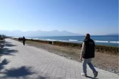 Kuşadası sahil bandında yürüyüş yolu düzenlemesi Kuşadası sahil bandında yürüyüş yolu düzenlemesi