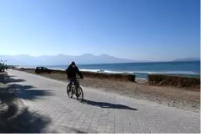 Kuşadası sahil bandında yürüyüş yolu düzenlemesi Kuşadası sahil bandında yürüyüş yolu düzenlemesi