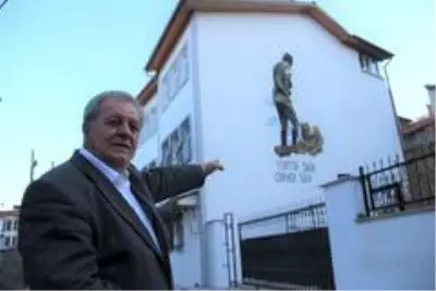Kütahyalı gurbetçi 3 katlı evinin duvarına Atatürk silueti çizdirdi Kütahyalı gurbetçi 3 katlı evinin duvarına Atatürk silueti çizdirdi