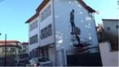 Kütahyalı gurbetçi 3 katlı evinin duvarına Atatürk silueti çizdirdi Kütahyalı gurbetçi 3 katlı evinin duvarına Atatürk silueti çizdirdi