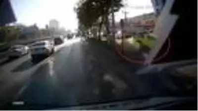 Son dakika haber: Lüks otomobilin park halindeki otomobile çarptığı kaza kamerada Son dakika haber: Lüks otomobilin park halindeki otomobile çarptığı kaza kamerada