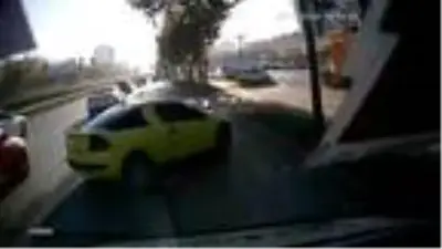 Son dakika haber: Lüks otomobilin park halindeki otomobile çarptığı kaza kamerada Son dakika haber: Lüks otomobilin park halindeki otomobile çarptığı kaza kamerada