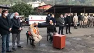 Madenciler şehit madenci meslektaşları için Kur'an okuttu Madenciler şehit madenci meslektaşları için Kur'an okuttu
