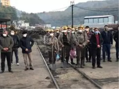 Madenciler şehit madenci meslektaşları için Kur'an okuttu Madenciler şehit madenci meslektaşları için Kur'an okuttu