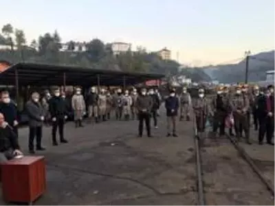 Madenciler şehit madenci meslektaşları için Kur'an okuttu Madenciler şehit madenci meslektaşları için Kur'an okuttu