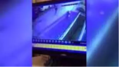 Maltepe'de yolda yürürken bir kişinin saldırısına uğrayan kadın yaralandı Maltepe'de yolda yürürken bir kişinin saldırısına uğrayan kadın yaralandı