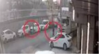 Malzeme indiren kamyondan içinde 25 bin TL olan çantayı böyle çaldılar Malzeme indiren kamyondan içinde 25 bin TL olan çantayı böyle çaldılar