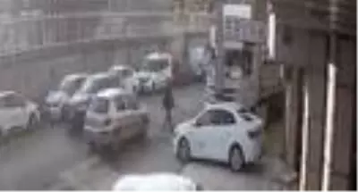 Malzeme indiren kamyondan içinde 25 bin TL olan çantayı böyle çaldılar Malzeme indiren kamyondan içinde 25 bin TL olan çantayı böyle çaldılar