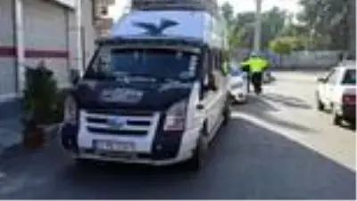 Minibüsle 'korsan taşımacılık' yapan sürücü polis denetiminde yakalandı Minibüsle 'korsan taşımacılık' yapan sürücü polis denetiminde yakalandı