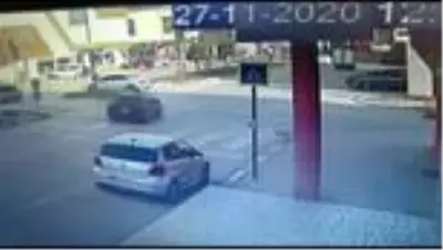 Motosiklet ile otomobil böyle çarpıştı: 1 yaralı Motosiklet ile otomobil böyle çarpıştı: 1 yaralı