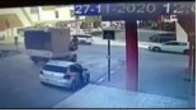 Motosiklet ile otomobil böyle çarpıştı: 1 yaralı Motosiklet ile otomobil böyle çarpıştı: 1 yaralı