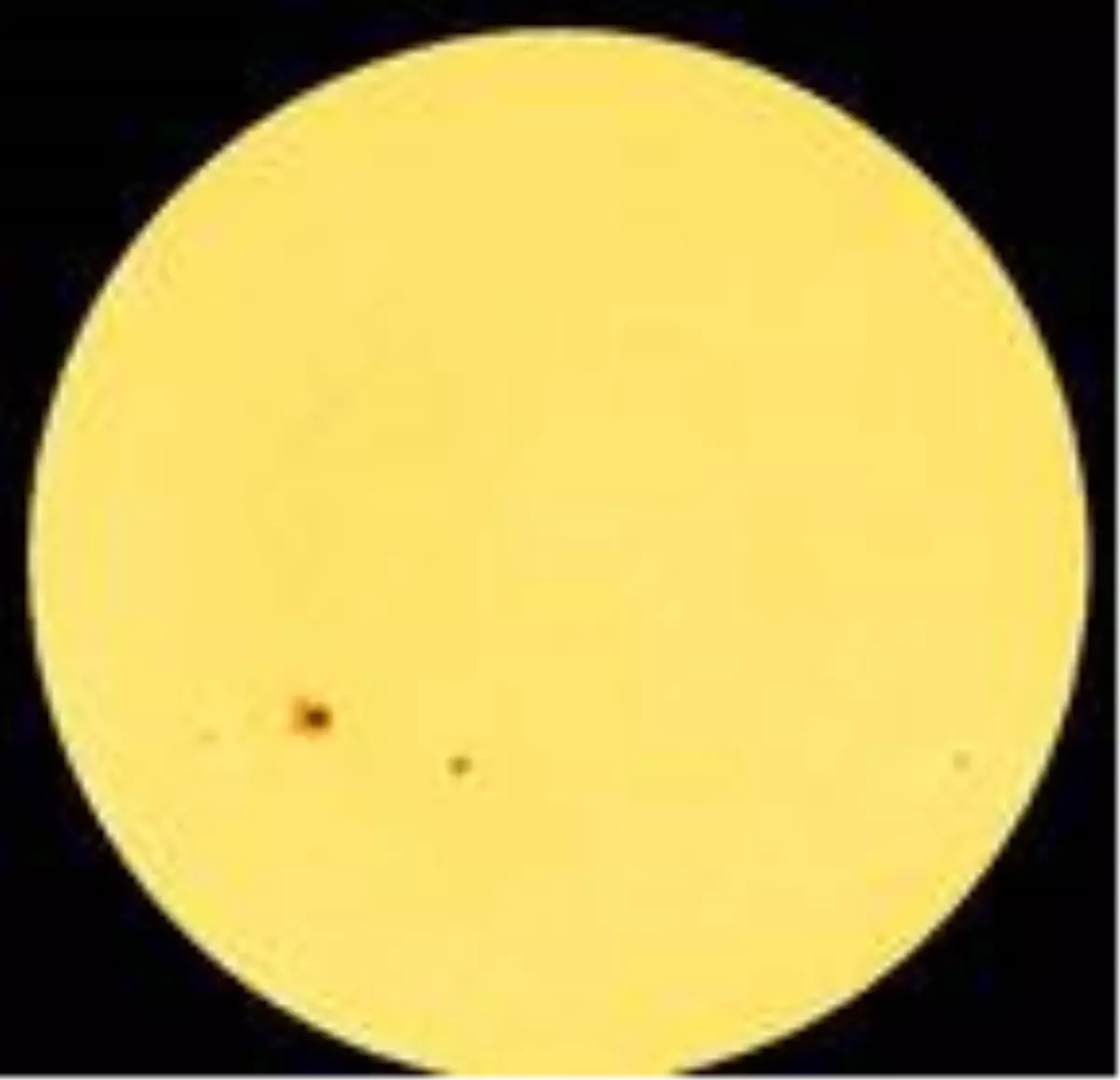 NASA, Güneş yüzeyinde Dünya'dan büyük 'güneş lekeleri' görüntüledi