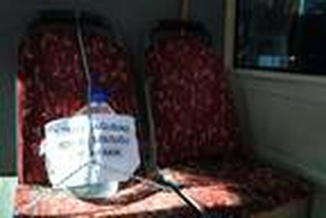 Otobüs şoförü, yasaklı olanlara oturulmaması için koltuklara 5 litrelik bidon bağladı
