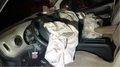 Otomobil ile çarpışan hafif ticari araç tarlaya uçtu: 1 yaralı Otomobil ile çarpışan hafif ticari araç tarlaya uçtu: 1 yaralı
