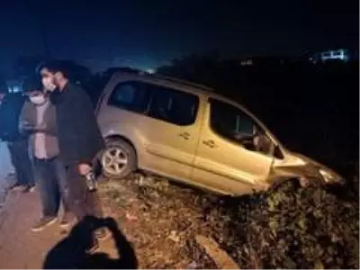 Otomobil ile çarpışan hafif ticari araç tarlaya uçtu: 1 yaralı Otomobil ile çarpışan hafif ticari araç tarlaya uçtu: 1 yaralı