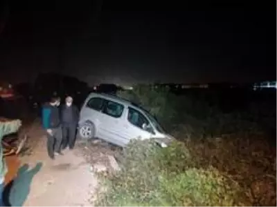 Otomobil ile çarpışan hafif ticari araç tarlaya uçtu: 1 yaralı Otomobil ile çarpışan hafif ticari araç tarlaya uçtu: 1 yaralı