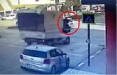 Son dakika haber! Otomobille çarpışan motosikletin sürücüsünün yaralandığı kaza kamerada Son dakika haber! Otomobille çarpışan motosikletin sürücüsünün yaralandığı kaza kamerada