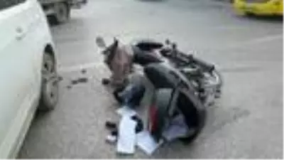 Son dakika haber! Otomobille çarpışan motosikletin sürücüsünün yaralandığı kaza kamerada Son dakika haber! Otomobille çarpışan motosikletin sürücüsünün yaralandığı kaza kamerada