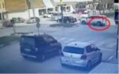 Son dakika haber! Otomobille çarpışan motosikletin sürücüsünün yaralandığı kaza kamerada Son dakika haber! Otomobille çarpışan motosikletin sürücüsünün yaralandığı kaza kamerada