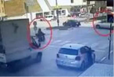 Son dakika haber! Otomobille çarpışan motosikletin sürücüsünün yaralandığı kaza kamerada Son dakika haber! Otomobille çarpışan motosikletin sürücüsünün yaralandığı kaza kamerada
