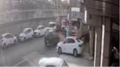 Park halindeki kamyondan içinden 25 bin lira olan çantayı çaldılar Park halindeki kamyondan içinden 25 bin lira olan çantayı çaldılar
