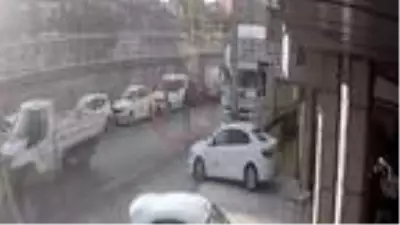 Park halindeki kamyondan içinden 25 bin lira olan çantayı çaldılar Park halindeki kamyondan içinden 25 bin lira olan çantayı çaldılar
