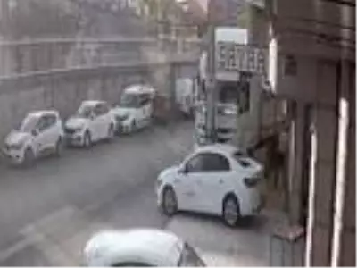 Park halindeki kamyondan içinden 25 bin lira olan çantayı çaldılar Park halindeki kamyondan içinden 25 bin lira olan çantayı çaldılar