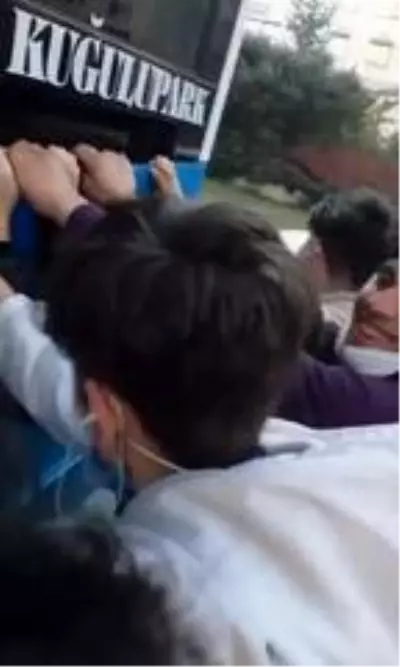 Patenli gençlerin tehlikeli oyunu kamerada Patenli gençlerin tehlikeli oyunu kamerada