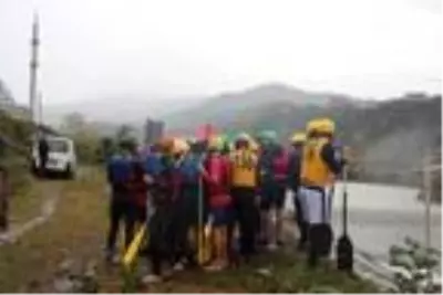 Rize'de, Doğu ve Güneydoğu Anadolu'dan gelen sporcuların eğlenceli rafting kampı Rize'de, Doğu ve Güneydoğu Anadolu'dan gelen sporcuların eğlenceli rafting kampı