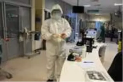 Sağlık çalışanları: Dışarıdakiler 1 maske takmazken, biz 3 maske ile çalışıyoruz Sağlık çalışanları: Dışarıdakiler 1 maske takmazken, biz 3 maske ile çalışıyoruz
