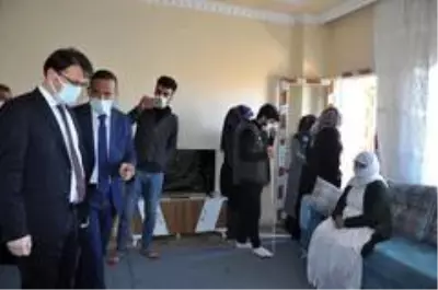 Şırnak Valiliğinden evi yanan aileye destek Şırnak Valiliğinden evi yanan aileye destek
