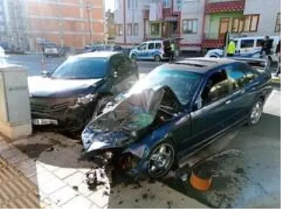 Sivas'ta otomobiller çarpıştı: 2 yaralı Sivas'ta otomobiller çarpıştı: 2 yaralı
