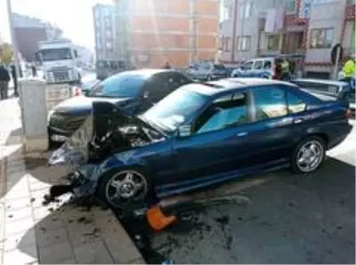 Sivas'ta otomobiller çarpıştı: 2 yaralı Sivas'ta otomobiller çarpıştı: 2 yaralı