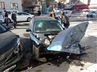 Sivas'ta otomobiller çarpıştı: 2 yaralı Sivas'ta otomobiller çarpıştı: 2 yaralı