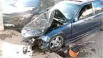 Sivas'ta otomobiller çarpıştı: 2 yaralı Sivas'ta otomobiller çarpıştı: 2 yaralı