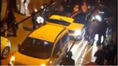 Sosyal mesafesiz halay 'bu kadarına da pes' dedirtti Sosyal mesafesiz halay 'bu kadarına da pes' dedirtti