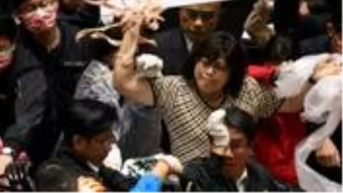 Tayvan Parlamentosu karıştı! Milletvekilleri birbirine bağırsak fırlattı