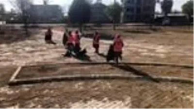 Temizlik işçileri sokaklardan toplanan çöplerle 'ATMA' yazdı Temizlik işçileri sokaklardan toplanan çöplerle 'ATMA' yazdı