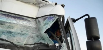 TIR'a çarpan kamyonun şoförü, yarım saatlik çalışmayla kurtarıldı