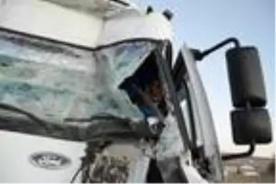 TIR'a çarpan kamyonun şoförü, yarım saatlik çalışmayla kurtarıldı TIR'a çarpan kamyonun şoförü, yarım saatlik çalışmayla kurtarıldı